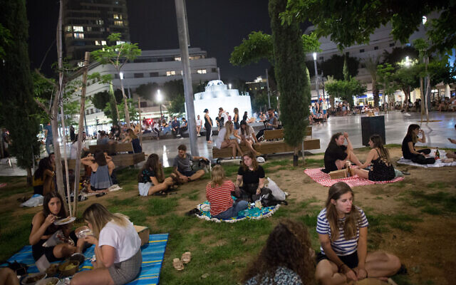 Des Israéliens piquent-niquent sur la place Dizengoff de Tel Aviv, le 20 mai 2020, alors que tous les restaurants, cafés et bars étaient encore fermés sauf pour les livraisons et les plats à emporter dans le contexte de la crainte de la propagation du coronavirus. (Crédit : Miriam Alster/Flash90) Des Israéliens piquent-niquent sur la place Dizengoff de Tel Aviv, le 20 mai 2020, alors que tous les restaurants, cafés et bars étaient encore fermés sauf pour les livraisons et les plats à emporter dans le contexte de la crainte de la propagation du coronavirus. (Crédit : Miriam Alster/Flash90)