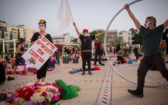 Des artistes de rue lors d'une manifestation réclamant plus de soutien financier de la part du gouvernement israélien sur la place Habima de Tel Aviv, le 20 mai 2020 (Crédit : Miriam Alster/Flash90) Des artistes de rue lors d'une manifestation réclamant plus de soutien financier de la part du gouvernement israélien sur la place Habima de Tel Aviv, le 20 mai 2020 (Crédit : Miriam Alster/Flash90)