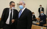 Le Premier ministre Benjamin Netanyahu et son avocat Micah Fetman (à gauche) au tribunal de district de Jérusalem pour le début de son procès pour corruption, le 24 mai 2020. (Amit Shabi/Pool/Flash90)