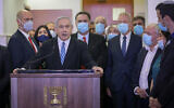 Le Premier ministre Benjamin Netanyahu faisant une déclaration avant d'entrer dans la salle d'audience du tribunal de Jérusalem, le 24 mai 2020, pour le début de son procès pour corruption. À ses côtés, de gauche à droite, des députés et des ministres du Likud, dont Amir Ohana, Miri Regev, Nir Barkat, Israel Katz, Tzachi Hanegbi et Yoav Gallant. (CRédit: Yonathan Sindel/Flash90)