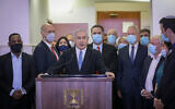 Le Premier ministre Benjamin Netanyahu est entouré par des ministres élus du Likud alors qu'il donne une conférence de presse avant le début de son procès au tribunal de Jérusalem. Le Premier ministre Netanyahu est poursuivi pour des accusations criminelles de corruption, fraude et abus de confiance, le 24 mai 2020. (Photo par Yonatan Sindel/FLASH90)