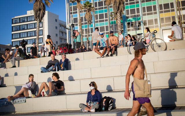 Les Israéliens profitent d'une journée à la plage à Tel Aviv, le 29 mai 2020 (Crédit : Miriam Alster/Flash90) Les Israéliens profitent d'une journée à la plage à Tel Aviv, le 29 mai 2020 (Crédit : Miriam Alster/Flash90)