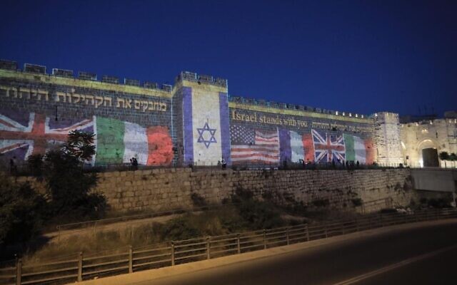 Les drapeaux des pays qui abritent des communautés juives durement touchées par COVID-19 ont été projetés sur les murs de la vieille ville de Jérusalem lors d'un événement de soutien organisé par le ministère des affaires de la Diaspora le 12 mai 2020. (Crédit : Igor Parvarov via JTA)