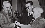 Le président des Etats-Unis Harry Truman reçoit un cadeau du Premier ministre israélien David Ben Gurion et de l'ambassadeur d'Israël aux États-Unis, Abba Eban, à la Maison Blanche en 1951. (Autorisation GPO)