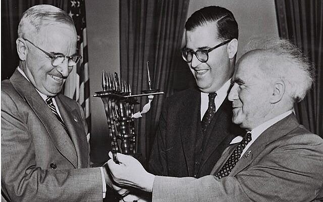 Le président des Etats-Unis Harry Truman reçoit un cadeau du Premier ministre israélien David Ben Gurion et de l'ambassadeur d'Israël aux États-Unis, Abba Eban, à la Maison Blanche en 1951. (Autorisation GPO) Le président des Etats-Unis Harry Truman reçoit un cadeau du Premier ministre israélien David Ben Gurion et de l'ambassadeur d'Israël aux États-Unis, Abba Eban, à la Maison Blanche en 1951. (Autorisation GPO)