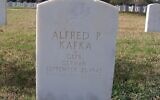 Un pierre tombale arborant une croix gammée au cimetière national de Fort Sam Houston, à San Antonio, Texas. (Crédit : Michael Field/Wikimedia Commons)