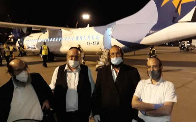 Des chohatim, sacrificateurs pour la viande casher, arrivent en Hongrie, le 20 avril 2020. (Autorisation EMIH/ Nezer Hakashrut)