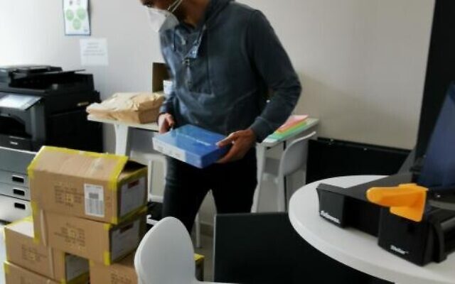 Un membre de l’association France Médiation, réseau national d'acteurs de la médiation sociale, prépare les colis de tablettes électroniques dans la région Hauts-de-France. (Crédit : France Médiation)