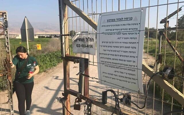 L'entrée de la réserve naturelle de Bitronot Nahal Tirza, gardée par une soldate israélienne (Crédit : Amir Ben-David/ Zman Yisrael)