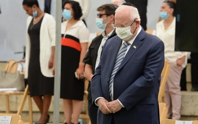 Le président Reuven Rivlin rend hommage aux Ethiopiens morts en chemin vers Israël lors d'une cérémonie au mont Herzl, le 21 mai 2020. (Crédit : Mark Neyman (GPO)