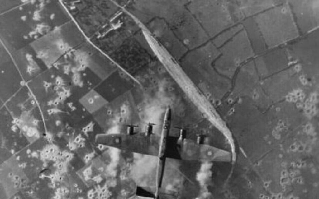 Des bombardiers de la RAF pendant une ataque contre un site d'armement secret allemand, dans la France occupée (Crédit : Domaine public)