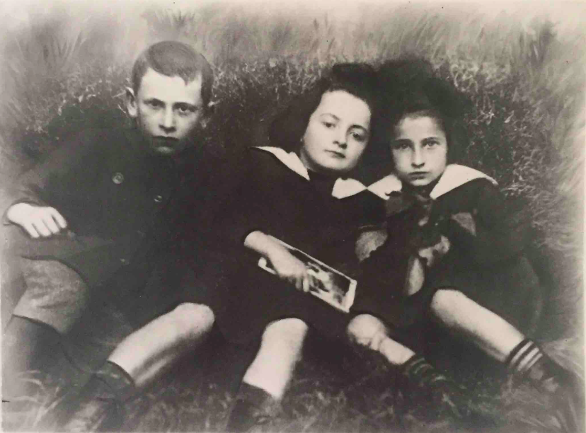 Sala Glass (au centre) avec deux cousins à Chrzanów, vers 1916. (Autorisation : Hadley Freeman)