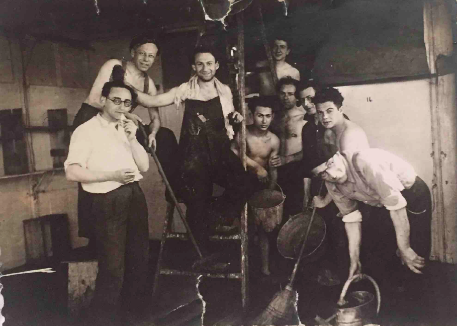 Jacques Glass (tout à gauche) avec d'autres prisonniers à Pithiviers, en 1942 (Autorisation : Hadley Freeman)