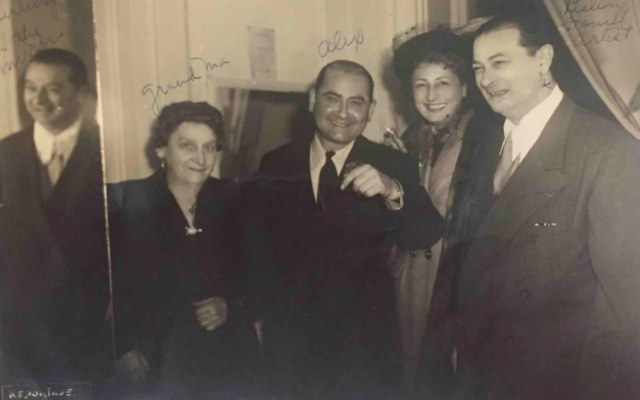 Chaya Glass, Alex Maguy (Glass), une amie et l'artiste Moïse Kisling à un défilé de mode d'Alex, à Paris, dans les années 1950 (Autorisation : Hadley Freeman)