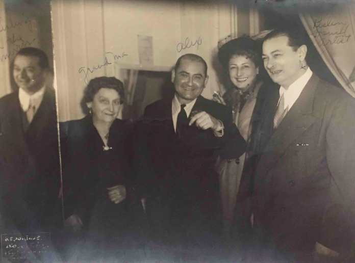 Chaya Glass, Alex Maguy (Glass), une amie et l'artiste Moïse Kisling à un défilé de mode d'Alex, à Paris, dans les années 1950 (Autorisation : Hadley Freeman)