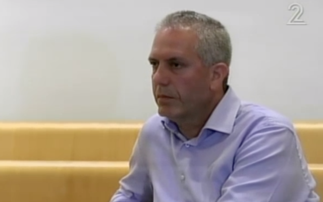 Avraham Barkai devant la cour des magistrats de Haïfa, le 12 mai 2012 (Capture d'écran : Douzième chaîne)