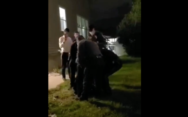 Arrestation du rabbin Knopfler, à Lakewood, après un rassemblement de Lag Baomer, le 12 mai 2020. (Capture d'écran FAA/Facebook) Arrestation du rabbin Knopfler, à Lakewood, après un rassemblement de Lag Baomer, le 12 mai 2020. (Capture d'écran FAA/Facebook)