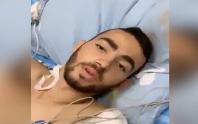 Shadi Ibrahim, soldat d'une unité de blindés qui a perdu sa jambe en Cisjordanie lors d'un attentat, dans une vidéo filmée depuis son lit d'hôpital au centre médical Soroka à Beer Sheva, le 22 mai 2020 (Capture d'écran : Treizième chaîne)