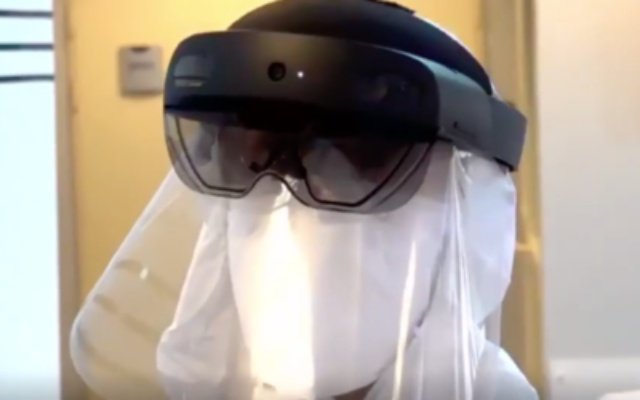 Une infirmière portant un équipement de protection et une paire de lunettes Microsoft HoloLens 2 utilise la fonctionnalité de réalité augmentée pour effectuer des tâches de maintenance dans la "chambre d'hôpital du futur" du centre médical Sheba. (Crédit : centre médical Sheba) Une infirmière portant un équipement de protection et une paire de lunettes Microsoft HoloLens 2 utilise la fonctionnalité de réalité augmentée pour effectuer des tâches de maintenance dans la "chambre d'hôpital du futur" du centre médical Sheba. (Crédit : centre médical Sheba)