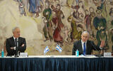 La première conférence de presse du nouveau gouvernement d'unité présidé par le Premier ministre Benjamin Netanyahu et par le Premier ministre d'alternance Benny Gantz à la Knesset, le 17 mai 2020. (Crédit : Alex Kolomoisky/POOL)