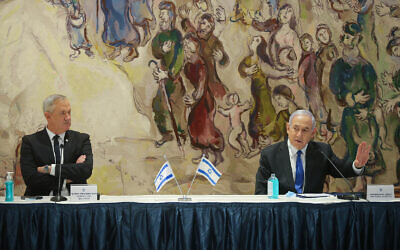 La première conférence de presse du nouveau gouvernement d'unité présidé par le Premier ministre Benjamin Netanyahu et par le Premier ministre d'alternance Benny Gantz à la Knesset, le 17 mai 2020. (Crédit : Alex Kolomoisky/POOL)