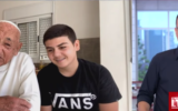 Gal Ohayon, 16 ans, à droite, et son grand-père Yaakov Shkory, 89 ans, qui ont traversé ensemble la crise du coronavirus (Autorisation : Facebook Live)