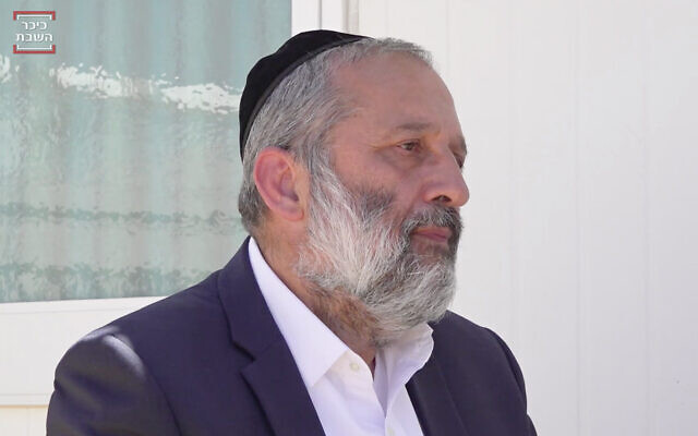 Le ministre de l'Intérieur Aryeh Deri lors d'un entretien avec le site d'information ultra-orthodoxe Kikar HaShabbat, le 9 mai 2020. (Capture d'écran/Kikar HaShabbat) Le ministre de l'Intérieur Aryeh Deri lors d'un entretien avec le site d'information ultra-orthodoxe Kikar HaShabbat, le 9 mai 2020. (Capture d'écran/Kikar HaShabbat)