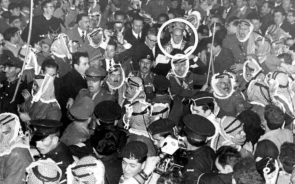 Des soldats jordaniens ouvrent la voie à travers la foule pour le pape Paul VI à Jérusalem, le 4 janvier 1964. (AP/Mario Torrisi)