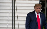 Le président américain Donald Trump s'entretient avec les journalistes avant de quitter la Maison Blanche, le 1er mai 2020. (AP/Alex Brandon)
