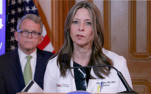 La directrice du département de la santé de l'Ohio, Amy Acton, s'exprime sur la lutte de l'État contre le coronavirus avec le gouverneur de l'Ohio, Mike DeWine. (Crédit : Bureau du gouverneur Mike DeWine via JTA) La directrice du département de la santé de l'Ohio, Amy Acton, s'exprime sur la lutte de l'État contre le coronavirus avec le gouverneur de l'Ohio, Mike DeWine. (Crédit : Bureau du gouverneur Mike DeWine via JTA)