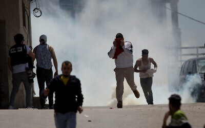 Affrontements entre Palestiniens et armée israélienne dans le village de Yabed, en Cisjordanie, le 12 mai 2020. (Crédit : AP/Majdi Mohammed)