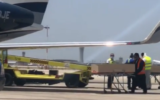 Les proches d'une femme décédée du Covid-19 arrivent à l'aéroport Ben Gurion à bord d'un jet privé, le 19 mai 2020. (Crédit : Douzième chaîne)