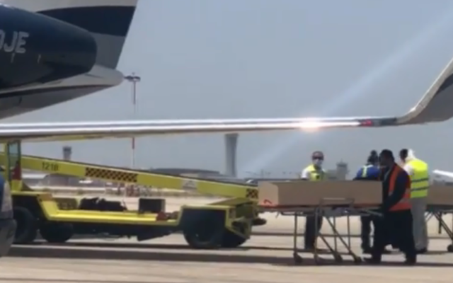 Les proches d'une femme décédée du Covid-19 arrivent à l'aéroport Ben Gurion à bord d'un jet privé, le 19 mai 2020. (Crédit : Douzième chaîne)