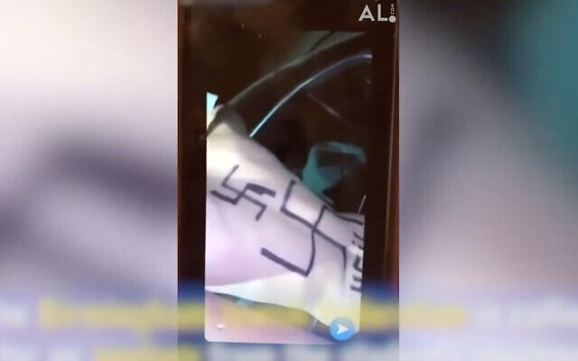 Des adolescents d'Alabama dessinnent des croix gammées sur le dos d'un jeune garçon dans une vidéo postée sur SnapChat, en mai 2020 (Capture d'écran/ YouTube, Al.com) Des adolescents d'Alabama dessinnent des croix gammées sur le dos d'un jeune garçon dans une vidéo postée sur SnapChat, en mai 2020 (Capture d'écran/ YouTube, Al.com)