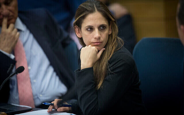Keren Terner Eyal, alors directrice générale du ministère des Transports, participe à une réunion parlementaire à la Knesset, le 20 mars 2017. (Crédit : Yonatan Sindel/Flash90)