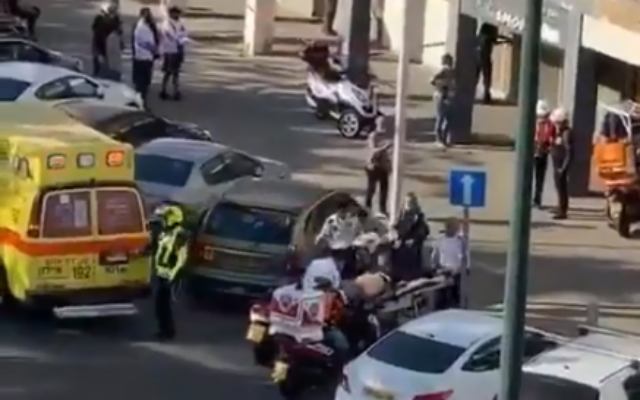 La scène où un homme a été mortellement poignardé dans un salon de coiffure à Bat Yam, le 10 mai 2020. (Capture d'écran : Twitter) La scène où un homme a été mortellement poignardé dans un salon de coiffure à Bat Yam, le 10 mai 2020. (Capture d'écran : Twitter)