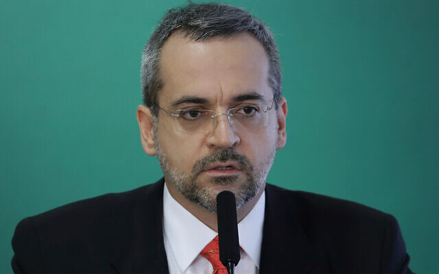 Le ministre de l'Education brésilien Abraham Weintraub lors de sa cérémonie de prestation de serment à Brasilia, au Brésil, le 9 avril 2019 (Crédit : AP/Eraldo Peres)