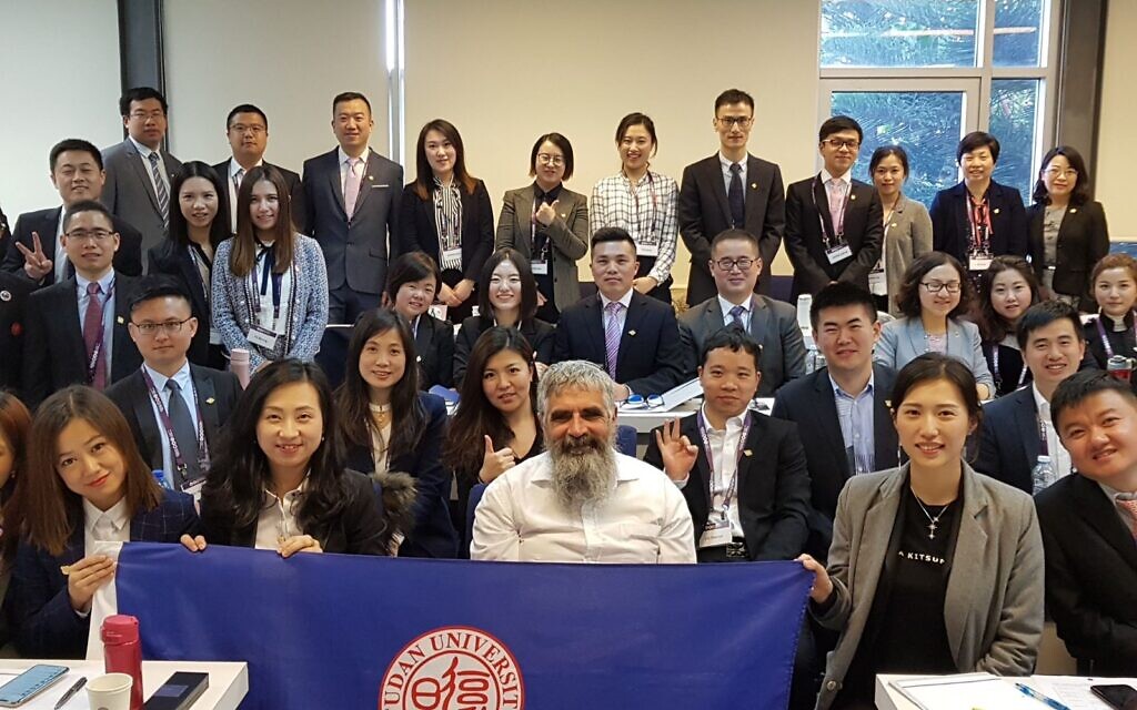 Rabbi Yuval Cherlow, rencontrant un groupe de jeunes étudiants chinois en MBA en visite en Israël (Autorisation : Tzohar) Rabbi Yuval Cherlow, rencontrant un groupe de jeunes étudiants chinois en MBA en visite en Israël (Autorisation : Tzohar)