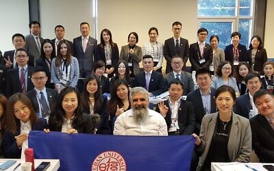 Rabbi Yuval Cherlow, rencontrant un groupe de jeunes étudiants chinois en MBA en visite en Israël (Autorisation : Tzohar)