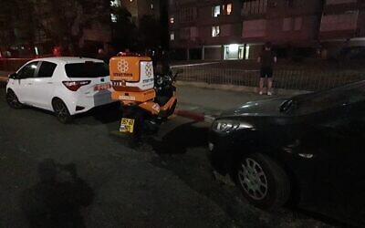 La police et les secouristes dans un appartement où le corps d'une femme a été retrouvé à Bat Yam, le 3 mai 2020. (Crédit : United Hatzalah)