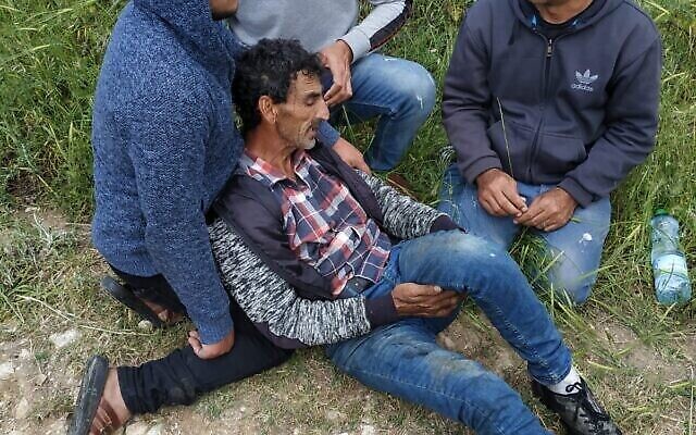 Un berger palestinien blessé par des résidents d'implantation israéliens près du village de Burqa, en Cisjordanie, le 6 mai 2020. (Crédit : municipalité de Burqa) Un berger palestinien blessé par des résidents d'implantation israéliens près du village de Burqa, en Cisjordanie, le 6 mai 2020. (Crédit : municipalité de Burqa)