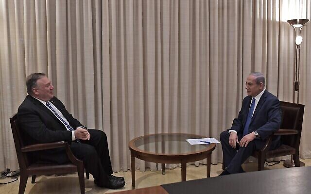 Le secrétaire d'Etat américain Mike Pompeo, à gauche, avec le Premier ministre Benjamin Netanyahu à la résidence du Premier ministre à Jérusalem, le 13 mai 2020. (Crédit : Kobi Gideon/PMO)