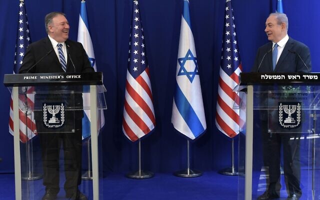Le secrétaire d'Etat américain Mike Pompeo, à gauche, avec le Premier ministre Benjamin Netanyahu à la résidence du Premier ministre à Jérusalem, le 13 mai 2020. (Crédit : Kobi Gideon/PMO)