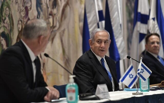 Le Premier ministre Benjamin Netanyahu dans la salle Chagall de la Knesset après la prestation de serment du nouveau gouvernement, le 17 mai 2020 (Crédit : Kobi Gideom/GPO) Le Premier ministre Benjamin Netanyahu dans la salle Chagall de la Knesset après la prestation de serment du nouveau gouvernement, le 17 mai 2020 (Crédit : Kobi Gideom/GPO)