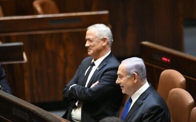 Le président de Kakhol lavan, Benny Gantz (à gauche), et le Premier ministre Benjamin Netanyahu lors du plénum de la Knesset, le 17 mai 2020. (Knesset)