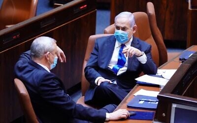Le président de Kakhol lavan Benny Gantz (g) et le Premier ministre Benjamin Netanyahu à la Knesset le 17 mai 2020. (Crédit : Knesset)