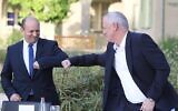 Le nouveau ministre de la Défense Benny Gantz (à droite) et le ministre de la Défense sortant Naftali Bennett se saluent avec leur coude lors de la cérémonie de passation des pouvoirs au ministère de la Défense à Tel Aviv, le 18 mai 2020. (Oded Karni/GPO)