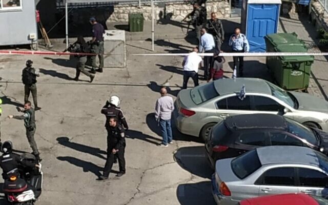 La scène d'une tentative d'assassinat au couteau présumée dans le quartier de Jabel Mukaber à Jérusalem-Est, le 25 mai 2020. (Noemi Kamhine) La scène d'une tentative d'assassinat au couteau présumée dans le quartier de Jabel Mukaber à Jérusalem-Est, le 25 mai 2020. (Noemi Kamhine)