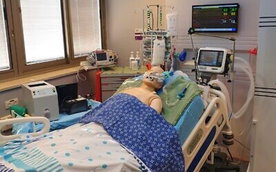La "chambre d'hôpital du futur", construite au Centre israélien de simulation médicale du Centre médical Sheba. (Crédit : Centre médical Sheba)
