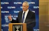 Le ministre de la Défense Benny Gantz s'exprimant lors de la réunion de la faction de son parti Kakhol lavan à la Knesset, le 27 mai 2020. (Elad Malka/Kakhol lavan)